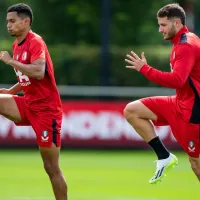 La inusual manera con la que se reportó Santi Gimenez en Feyenoord