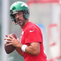 Aaron Rodgers busca fortalecer la línea ofensiva de los Jets