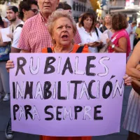 Feministas marchan en Madrid contra Rubiales