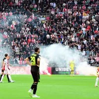 ¡VERGÜENZA! Bengalazos de la afición del Ajax obligaron a suspender el Clásico  VIDEO