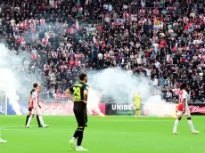 ¡VERGÜENZA! Bengalazos de la afición del Ajax obligaron a suspender el Clásico | VIDEO