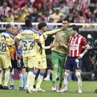Clásico Nacional: captan el momento en el que Alan Mozo 'agrede' al 'Chicote' Calderón con un botellazo  VIDEO