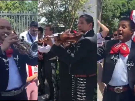 Afición lleva serenata a Chivas previo a Clásico Nacional | VIDEO