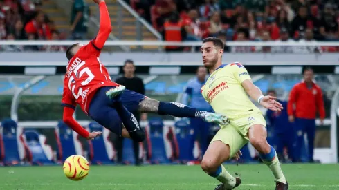 La polémica jugada, en el Clásico Nacional de la Liga MX, no fue considerada como penal. | Imago7
