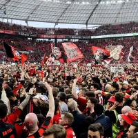 ¡Festejo a lo grande! La afición del Bayer Leverkusen invadió el campo de juego  VIDEO