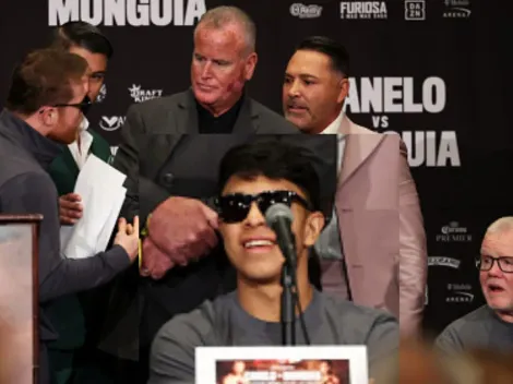 Jaime Munguía se ríe durante pelea entre Canelo y De la Hoya