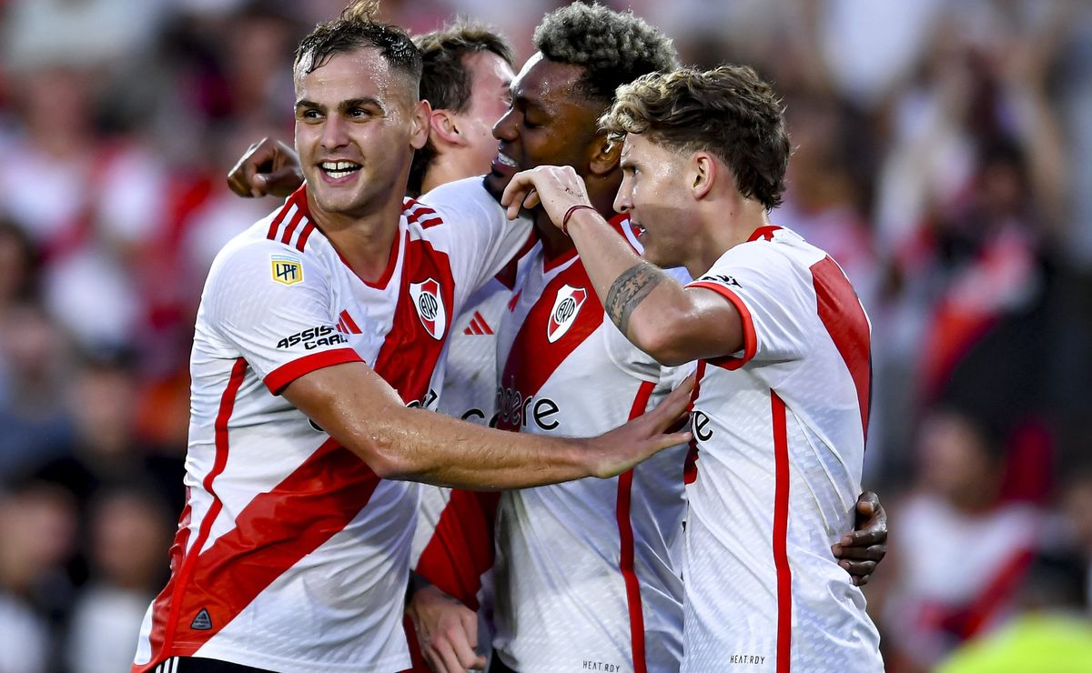 River Dominates Vélez in 5-0 Victory at Monumental Stadium: Professional League Cup Update