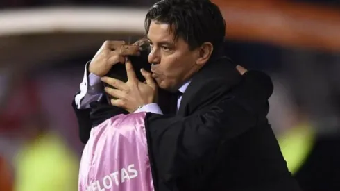EMOCIÓN PURA. Gallardo y su hijo Matías celebrando el gol de Scocco ante Independiente.