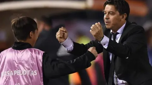 ABRAZO DE PADRE E HIJO. El Muñeco y su hijo Matías celebran uno de los goles de River en el Monumental.