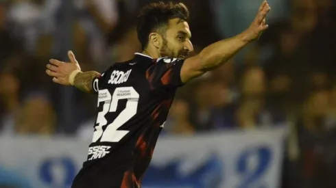 Nacho Scocco volvió al gol y aseguró el triunfo en La Plata.