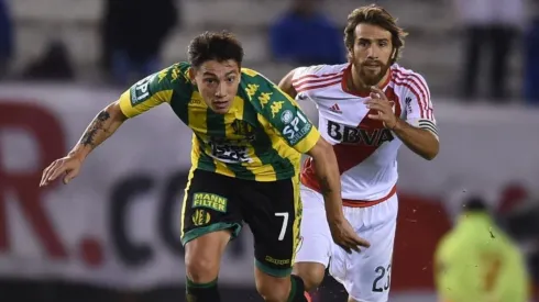 Leonardo Ponzio marcando a Pablo Lugüercio.