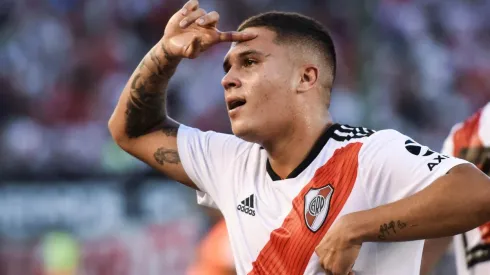 River se enfrenta a Independiente en el estadio Monumental.