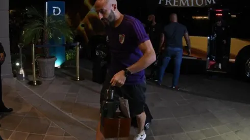 Pinola ingresa al hotel Deville Prime, de Porto Alegre.