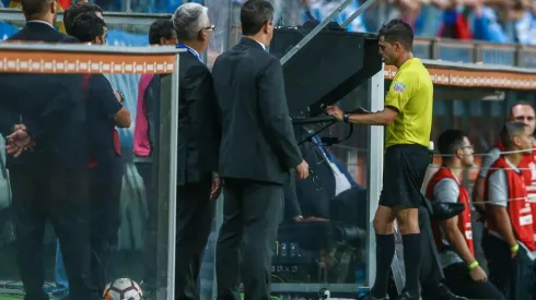 Cunha revisó el VAR y cobró penal a favor de River.