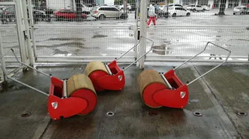 Para drenar el agua del césped, River le prestó sus rodillos a Boca.