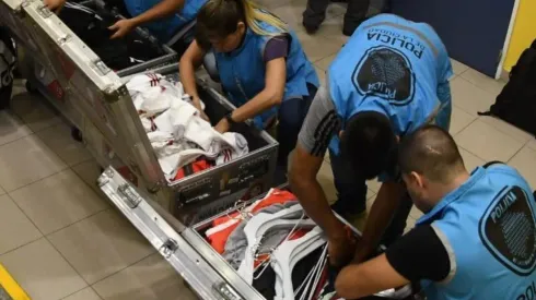 La policía requisó el vestuario de River de manera sorpresiva.