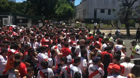 Otra vez, los hinchas de River comienzan a copar El Monumental.