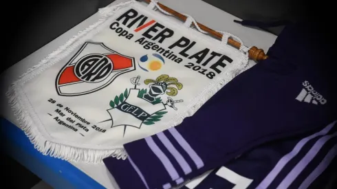 Con la camiseta violeta, River se enfrentará a Gimnasia de La Plata desde las 21:10 horas.