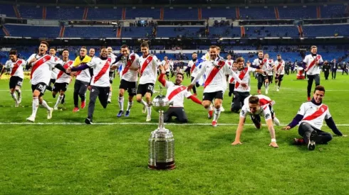 Los jugadores de River se arrojan en el Bernabéu para celebra la Libertadores.