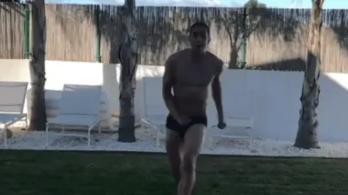 Ramiro Funes Mori cumplió su promesa y se tiró a la pileta en pleno otoño español.