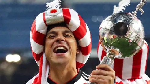 Enzo Pérez se platinó el pelo tras haber ganado la Copa Libertadores.