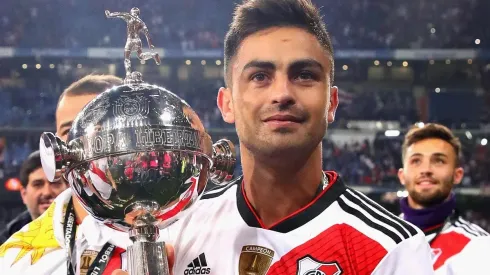 Gonzalo Martínez posando con la Copa que River le ganó a Boca.
