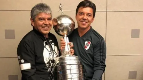 Máximo y Marcelo Gallardo posan con la Copa Libertadores que River le ganó a Boca.