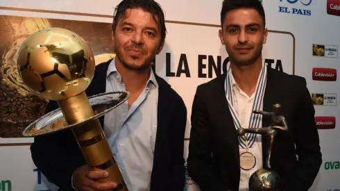 El Muñeco y el Pity posan con los trofeos.