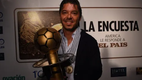 El Muñe con el premio al mejor DT de América.