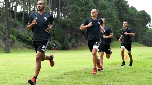 El defensor David Martínez y los delanteros Federico Girotti y Lucas Beltrán pasaron por la máquina de cortar pelo.