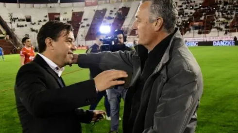 Gallardo y Alfaro, cuando este era DT de Huracán, se unen en un abrazo.