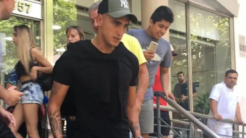 Suárez saliendo de la Clínica Rossi luego de someterse a diversos estudios médicos.