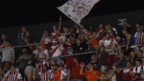 Los hinchas comenzaron a manifestarse en el estadio.