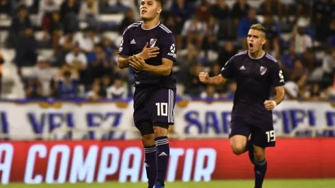 Juanfer festeja su gol de penal. Pratto y Borré son los otros encargados de patearlos en River