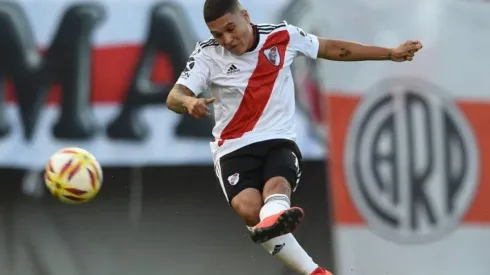 Juanfer muestra una sensibilidad y precisión absoluta con la zurda para abrir o definir partidos