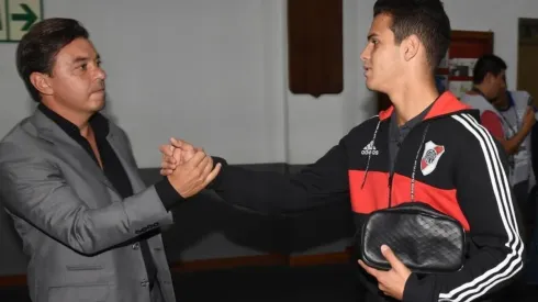 Gallardo saluda a Ferreira antes del duelo ante Alianza Lima.