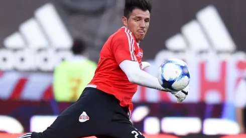 Bologna atajando con la camiseta de River.