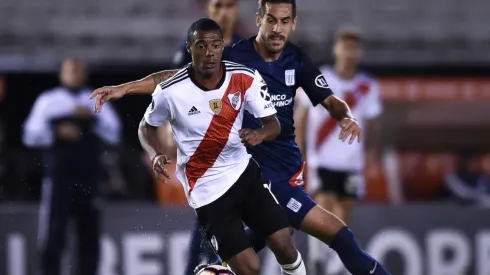 De La Cruz es perseguido por un hombre de Alianza Lima.