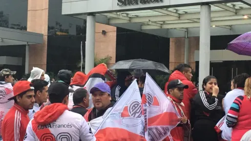 Más de 1.000 hinchas recibieron al plantel de River en la puerta del hotel Sheraton hace dos meses. (FOTO: LPM)