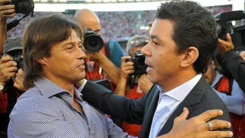 Almeyda y Gallardo se saludan antes de un cruce entre River y Banfield.