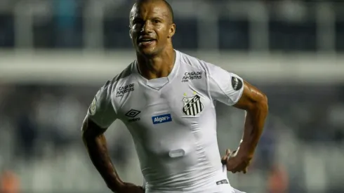 Carlos Sánchez grita su gol de tiro libre ante Atlético Mineiro.