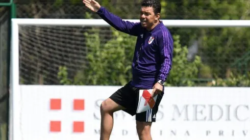 Gallardo dirigiendo la práctica de River.
