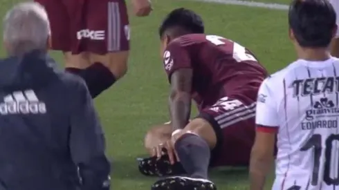 Se le colocó hielo en el tobillo derecho.