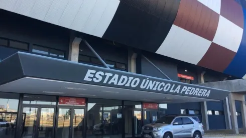 Las puertas del estadio Parque La Pedrera.