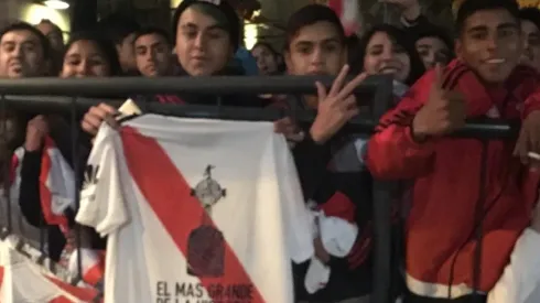 Cientos de hinchas esperaron al campeón de América en las inmediaciones del Hotel Epic de Villa Mercedes
