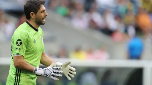 Poroto se tiró hacia su derecha, pero alcanzó a desviar con sus pies el remate de Morales.