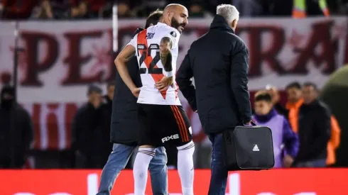 Javier Pinola no pudo terminar el primer tiempo.