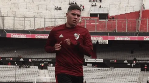 Antes del partido ante Talleres, Juanfer se presentó ante el estadio Antonio Vespucio Liberti.