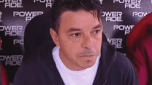 El entrenador de River se mostró con un look "elegante sport" en el banco de los suplentes.