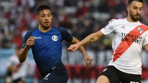 Facundo Medina siguiendo de cerca a Ignacio Scocco.